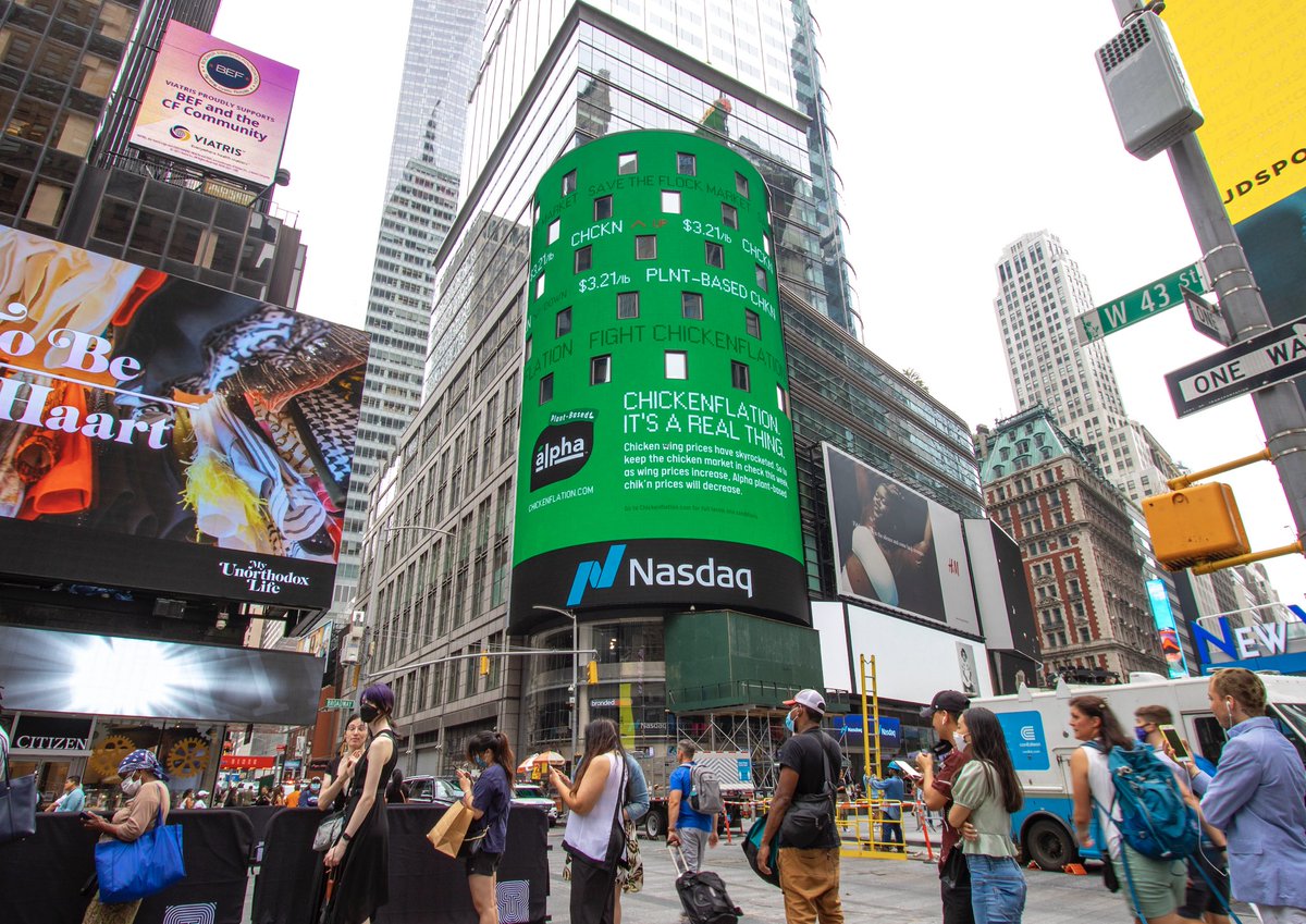 BrandedCities's tweet photo. Congratulations to @mischief_usa on their #Gold OBIE Award for their @alphafoods “Chickenflation” campaign on our #Nasdaq spectacular!

@QuanMG #ooh #dooh #outofhome #creative #creativeaward #OBIEAwards https://t.co/0FsscRvEjx