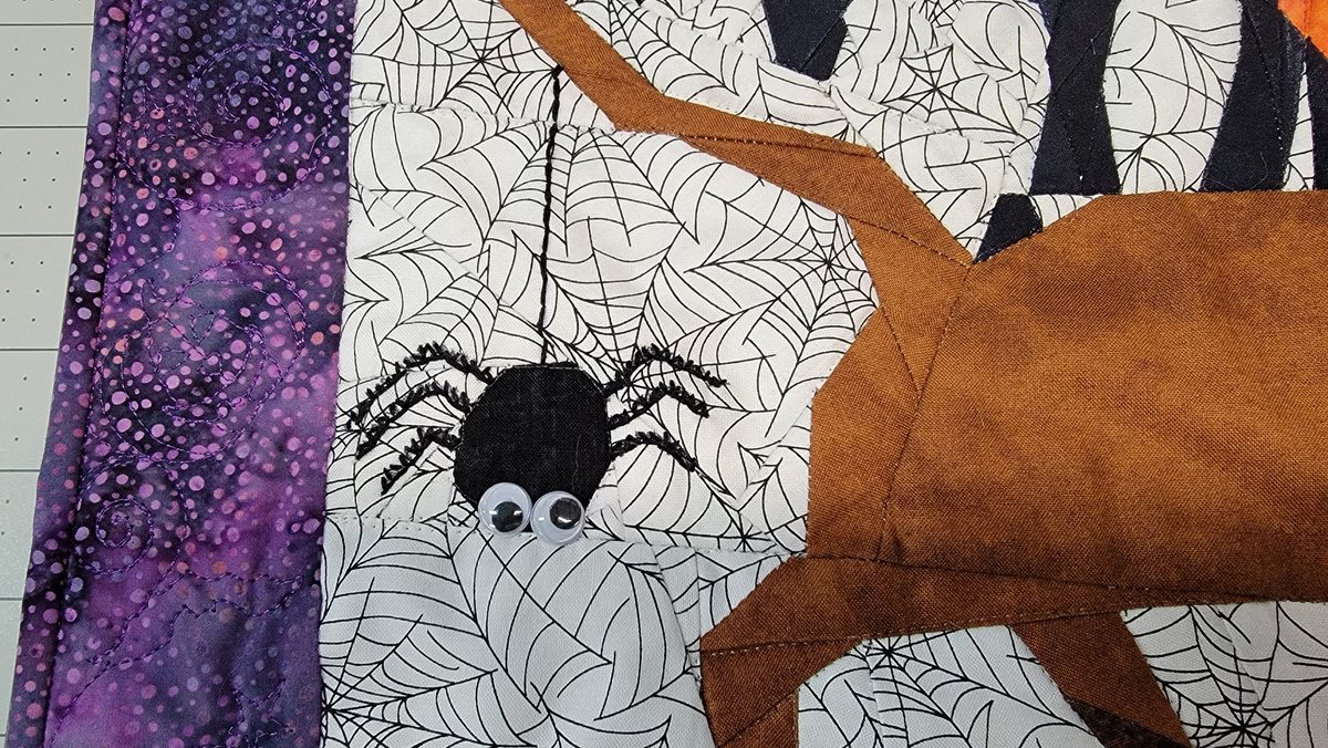 Edover60's tweet photo. Finished this today. So stinkin' cute! It has glow-in-the-dark thread and googly eyes on it. #quilting #paperpiecing https://t.co/QihMb2caLI