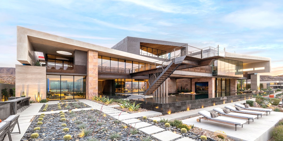 WesternWS's tweet image. A view of the back of this three-story house with large multi-slide doors overlooking the desert landscaping in the backyard. Tour this home here fal.cn/3oHIC