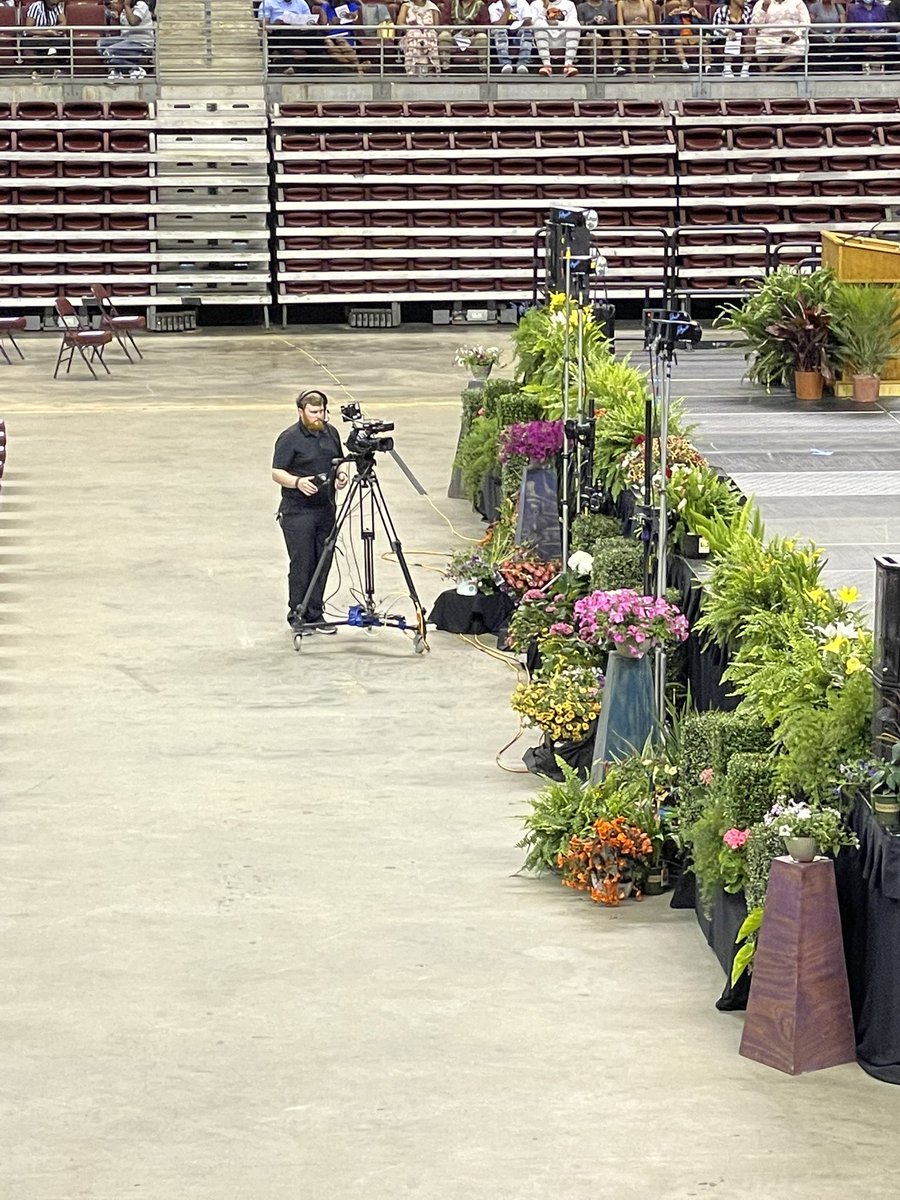 MsBailey73's tweet image. Hey @NLRSD if you can have cameras to stream to the jumbo trim, you can stream it!  Way to take care of older and out of state family members NOT #graduationfail!
