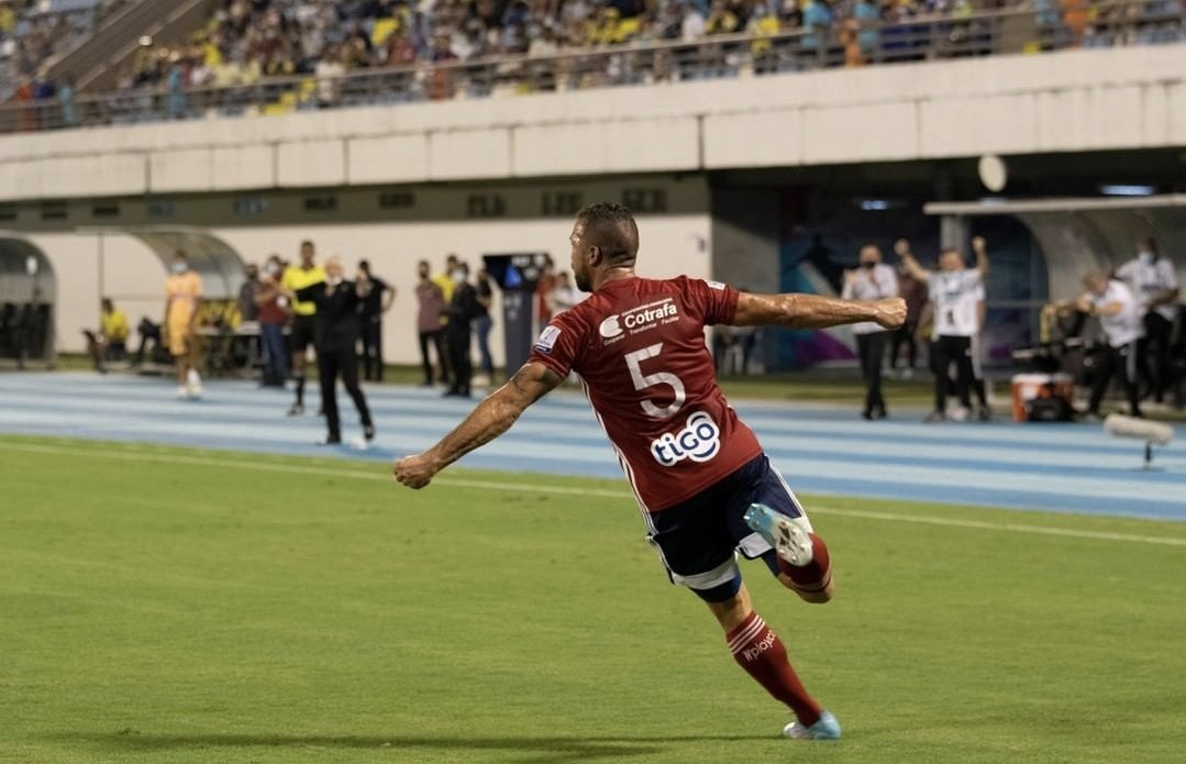 DatosDelDecano's tweet photo. ANDRÉS CADAVID 🇨🇴 ante Internacional 🇧🇷:

• 90 minutos
• 8 despejes
• 3 duelos ganados
• 6 balones largos correctos
• Una falta cometida y una recibida

Respeto por la camiseta 🔴🔵 https://t.co/BFKDMfOn9F