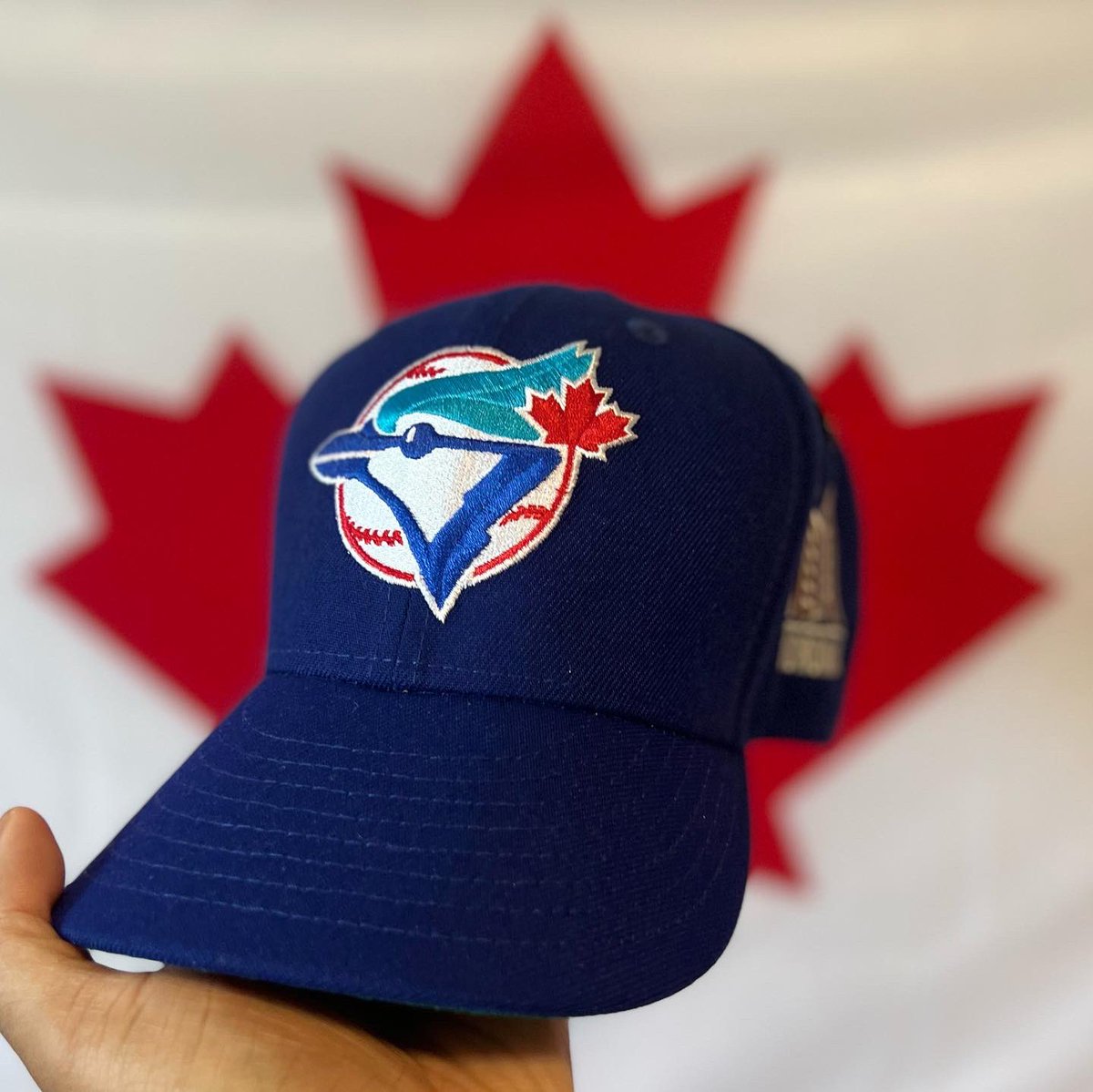 bluejaysfitted's tweet photo. Did a quick @8v_collective custom fitted. 

I flipped the City of Toronto logo to represent my family's humble beginnings from apartment buildings to the suburbs. The "Real Toronno" (not the DVD...iykyk 😂)

Should I make the patch into a pin? 🤔

#8V #eightfive https://t.co/TttUTPmBeN