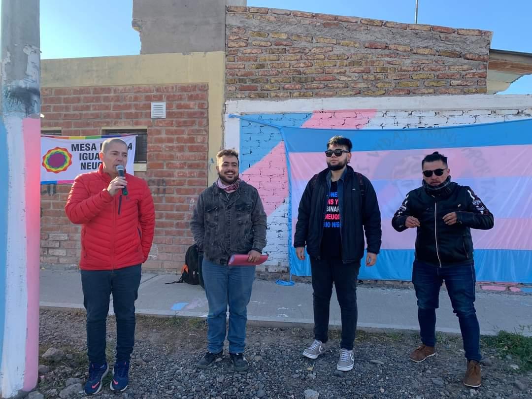 AdrianUrrutia0k's tweet photo. Hoy desde la @SubseDiversidad junto a @BenjaminGenova referente de @VaronesTrans y Fran Sfeir de Masculinidades Trans de la Mesa por la Igualdad Neuquén @MesaIgualdadNqn descrubrimos un mural visibilizando que queremos saber #DondeEstaTehuel 🏳️‍⚧️ https://t.co/yzxijBHNX1