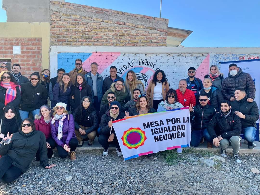 AdrianUrrutia0k's tweet photo. Hoy desde la @SubseDiversidad junto a @BenjaminGenova referente de @VaronesTrans y Fran Sfeir de Masculinidades Trans de la Mesa por la Igualdad Neuquén @MesaIgualdadNqn descrubrimos un mural visibilizando que queremos saber #DondeEstaTehuel 🏳️‍⚧️ https://t.co/yzxijBHNX1