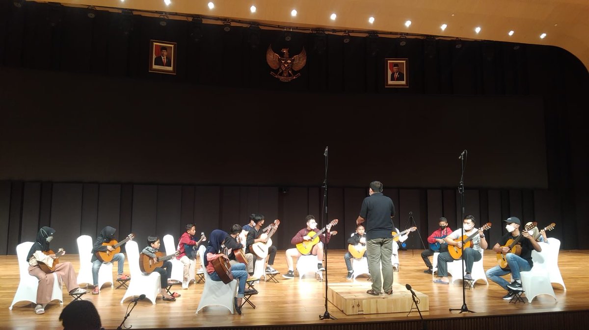 BandungPhilFoun's tweet photo. Young musicians in concert from our Bandung Philharmonic Orchestra education system.
Thank you to the community for showing your support with a sold out concert!
#classicalmusic #music #Bandung #Indonesia #guitar #orchestra https://t.co/7hGQTt2vcQ