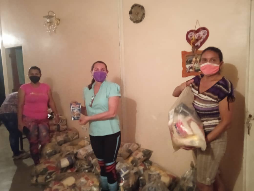 #PoesíaLiberadora Desde la Urb Guacamuco I de Siquisique Urdaneta Lara se lleva a cabo la entrega de las Bolsas CLAP gracias a nuestro Presidente <a href="/NicolasMaduro/">Nicolás Maduro</a> Gobernador <a href="/AdolfoP_Oficial/">Adolfo Pereira Gobernador</a> y Alcalde <a href="/HAMADCHAER/">HAMAD AL CHAER PSUV</a> por brindar protección y Seguridad alimentaria