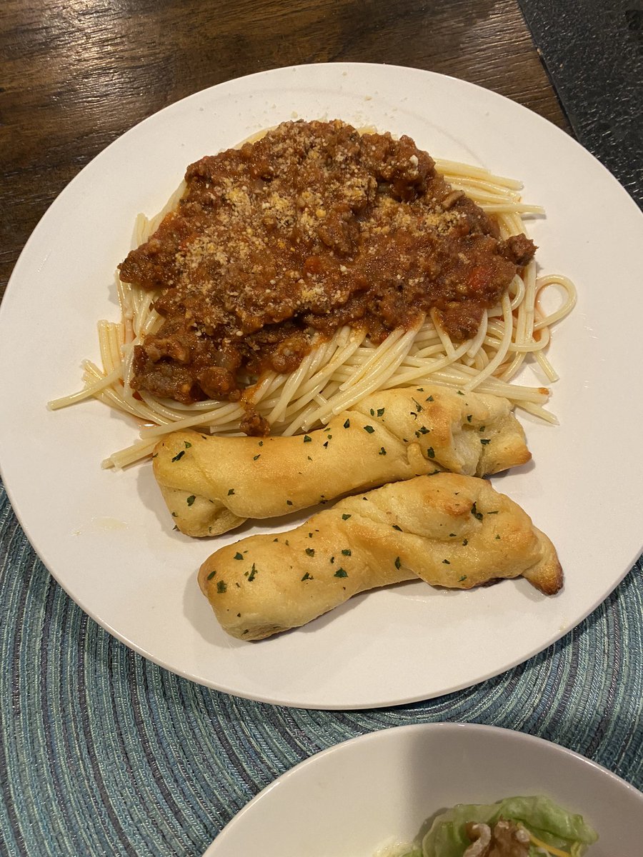 GRANNA80188211's tweet photo. Spaghetti,salad and garlic sticks is supper https://t.co/ngorb4A4sw