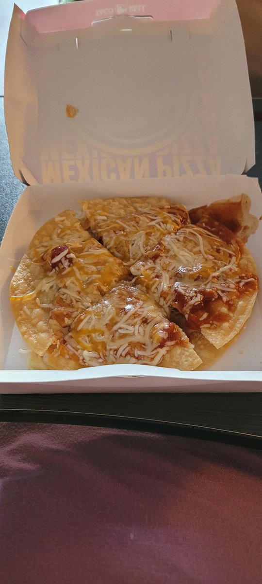 FrogKissingLady's tweet photo. I waited almost 2 years for this moment....#AppHasEarlyAccess #MexicanPizza #TacoBell #ICanEatTacoBellAgain https://t.co/u0kK90ITJd