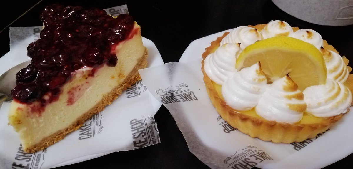 natychan888's tweet photo. Disfrutando dos de mis tortas favoritas 😋 #cake #food #favoritedesert #favoritecake #lemonpie #cheesecake #sweet #TeaTime https://t.co/kelwughEeg