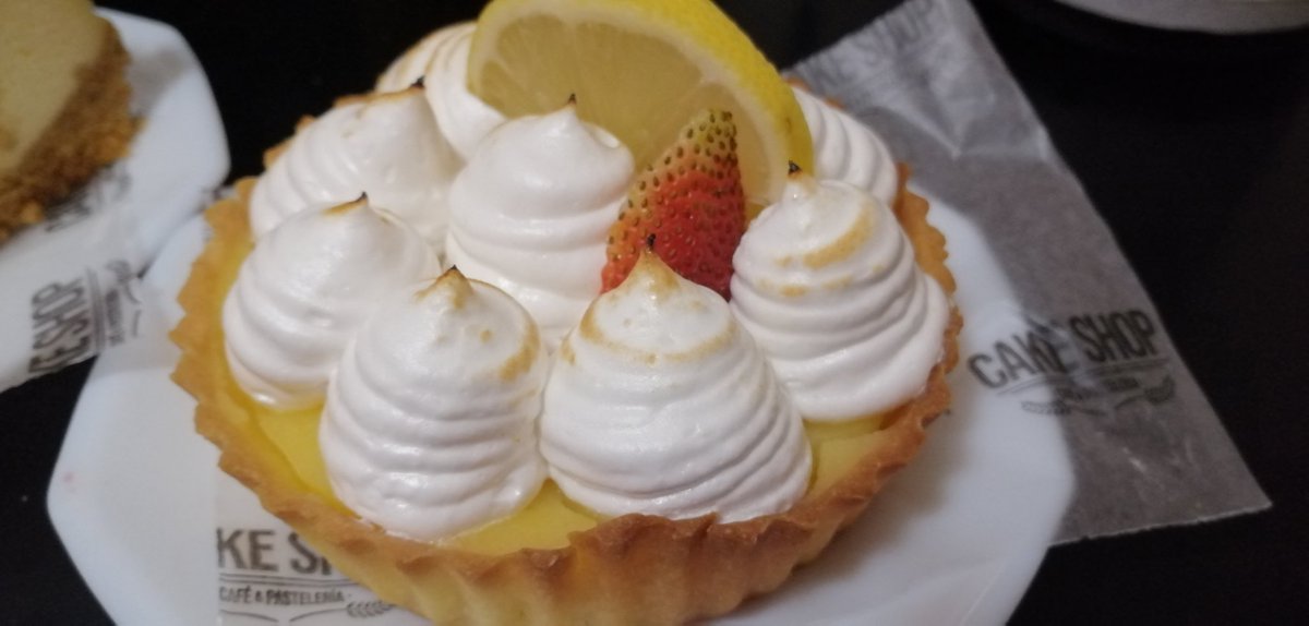 natychan888's tweet photo. Disfrutando dos de mis tortas favoritas 😋 #cake #food #favoritedesert #favoritecake #lemonpie #cheesecake #sweet #TeaTime https://t.co/kelwughEeg