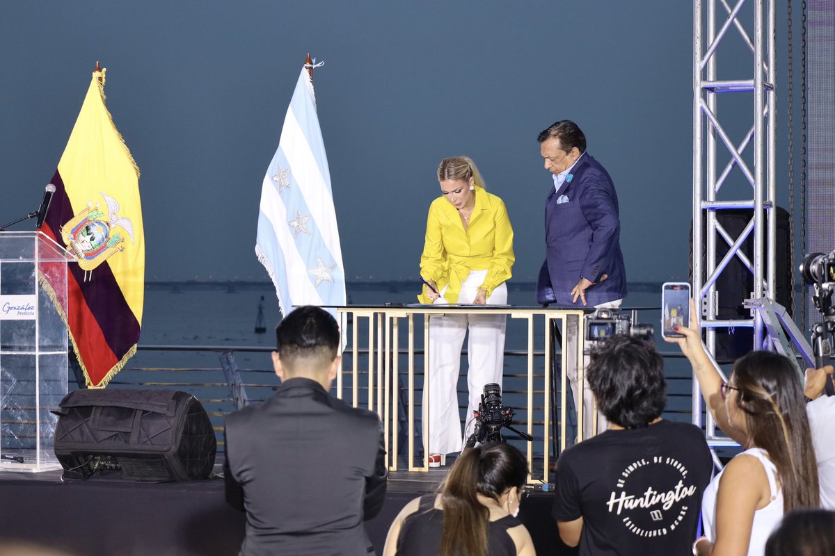 DianaAtamaint's tweet photo. Por invitación de la @PrefGuayas, @6SusanaGonzalez, participé como testigo de honor de la “Suscripción del Contrato de Dragado del Río Guayas”, en beneficio de las/os guayasenses y el desarrollo del 🇪🇨. https://t.co/uv3quvIr0a