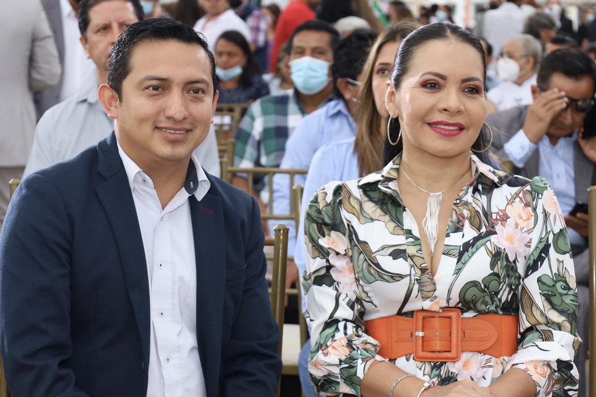 DianaAtamaint's tweet photo. Por invitación de la @PrefGuayas, @6SusanaGonzalez, participé como testigo de honor de la “Suscripción del Contrato de Dragado del Río Guayas”, en beneficio de las/os guayasenses y el desarrollo del 🇪🇨. https://t.co/uv3quvIr0a