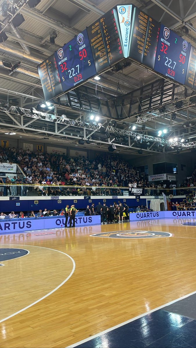 EvanFourmizz's tweet photo. Les fans de Paris Basket sont les meilleurs trolls de France😂😂😂 https://t.co/6lq7HRN8JO