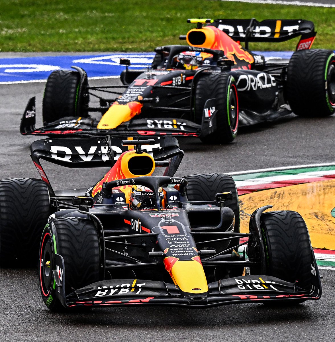 sophiahobbs_'s tweet photo. red bull 1-2 looks so good I think we should do it again https://t.co/JNHFskops7