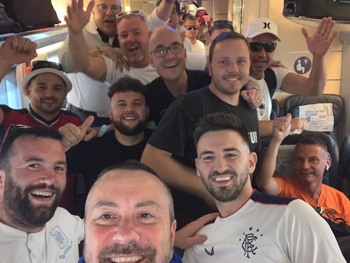 Fans and trouble? I don't think so. Superb train trip from Madrid with the <a href="/Eintracht/">Eintracht Frankfurt</a> fans! Outsanding fun. <a href="/ewencameronruns/">Ewen Cameron</a> 
#UELfinal