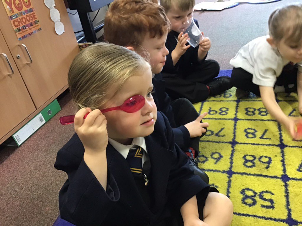 MrsSmithEHPA's tweet photo. Exploring materials #science @EdwardHeneagePA @EYFSDRET1 https://t.co/e2g080NnSO