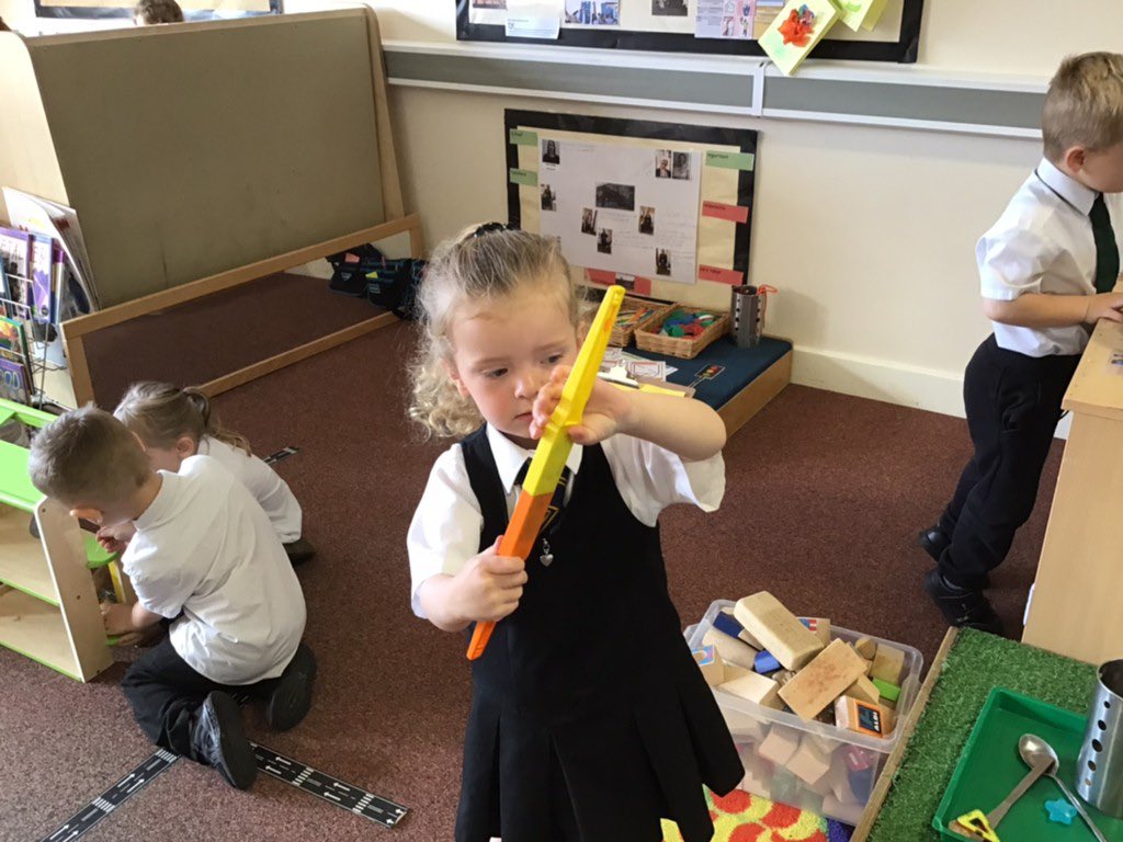 MrsSmithEHPA's tweet photo. Exploring materials #science @EdwardHeneagePA @EYFSDRET1 https://t.co/e2g080NnSO