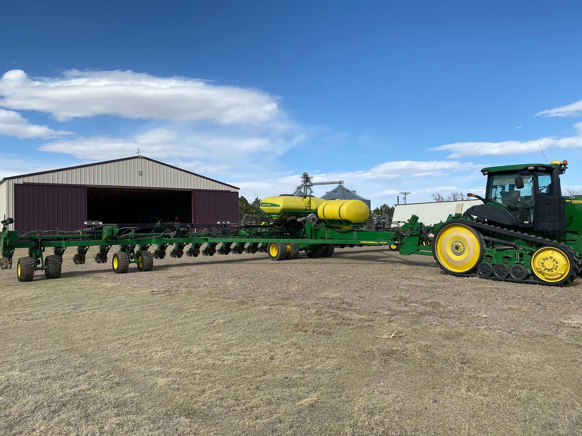 Simple_Farms's tweet photo. The race is on! Milo, soybeans, and next corn! 🌽 🚜
How’s planting going for our fellow farmers?
#plant2022 #corn #spring #farming #springfarm #rain #may #drought #gotime #raceison #getitintheground #americanimplement #johndeere https://t.co/13R1Mszjel