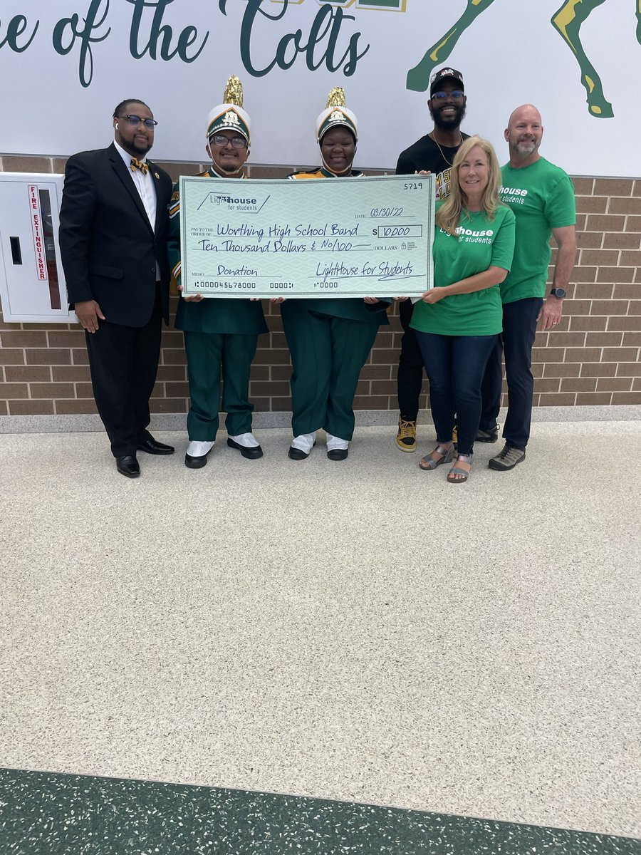 WorthingBand's tweet photo. “Do not despise small beginnings!”

Today The Lighthouse for Students Ministry has blessed the Marching Pride of Sunnyside Band with a hefty donation of $10,000. I want to thank Ms. Kelly Martens and her team for investing in our students. @TeamHISD 
#BeholdTheGreenAndGold https://t.co/oy8yw2qpUm