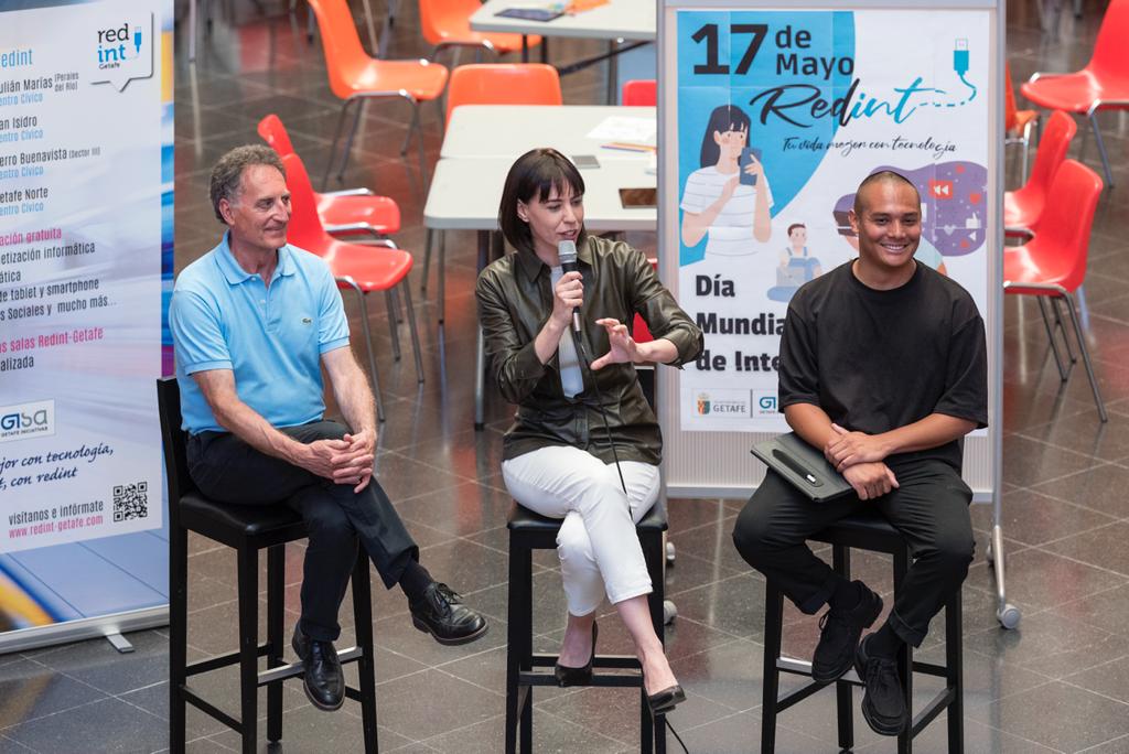 DianaMorantR's tweet photo. Hoy, en el #DíaDeInternet he conocido el proyecto del @aytogetafe #REDINT, que trata de aumentar las competencias digitales de nuestras personas mayores con el fin de mejorar sus vidas a través de las nuevas tecnologías. https://t.co/3dVPShfGC7