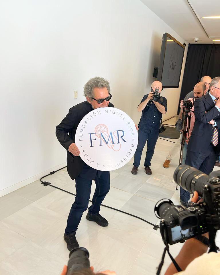 Hoy ha nacido la Fundación Miguel Ríos (FMR) Por el Rock y la Solidaridad, con la que esperamos poder crear iniciativas interesantes en las que quiero colaborar para devolver a la sociedad lo que la sociedad previamente me ha dado.