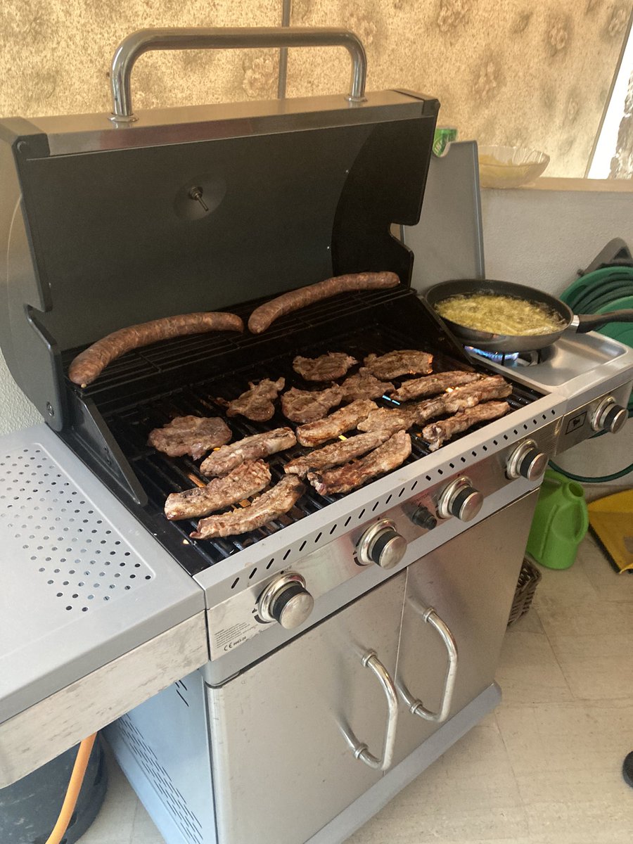 VassilisTsingo1's tweet photo. #bbq #balcony #friends #kidsfuntime # https://t.co/mrBjesq3es
