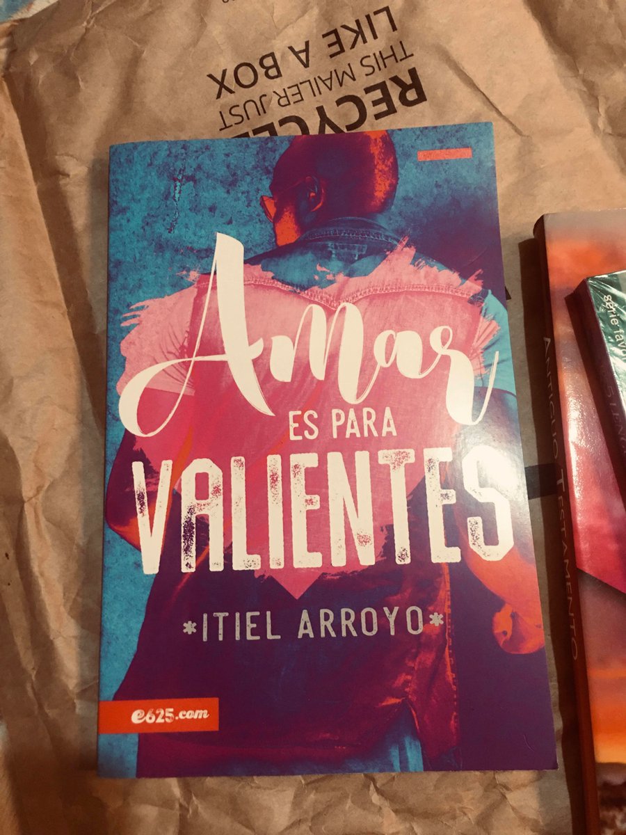 mileycinatera's tweet photo. Este fue uno de esos libros de los que estás haciendo una actividad cualquiera como hablar con amigos y en tu mente estás  pensando en qué tan rápido puedes terminar esa conversación sin ser descortés porque te urge llegar a casa para leer el siguiente capítulo 🤪
#AEPV @Itiel https://t.co/Y6wOjl3dco