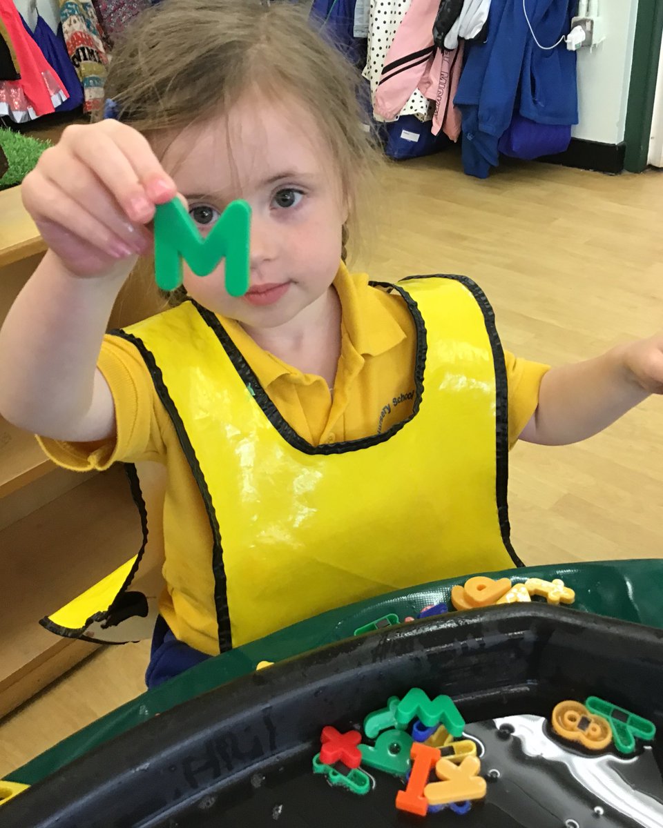 EvertonNursery's tweet photo. Today we explored alliteration in Spencer class, linking initial letter sounds to our own names #earlyphonics #literacy #creatingandthinkingcritically #playingandexploring #eyfs #spencerclass2022 https://t.co/Nwi9XyBQYC