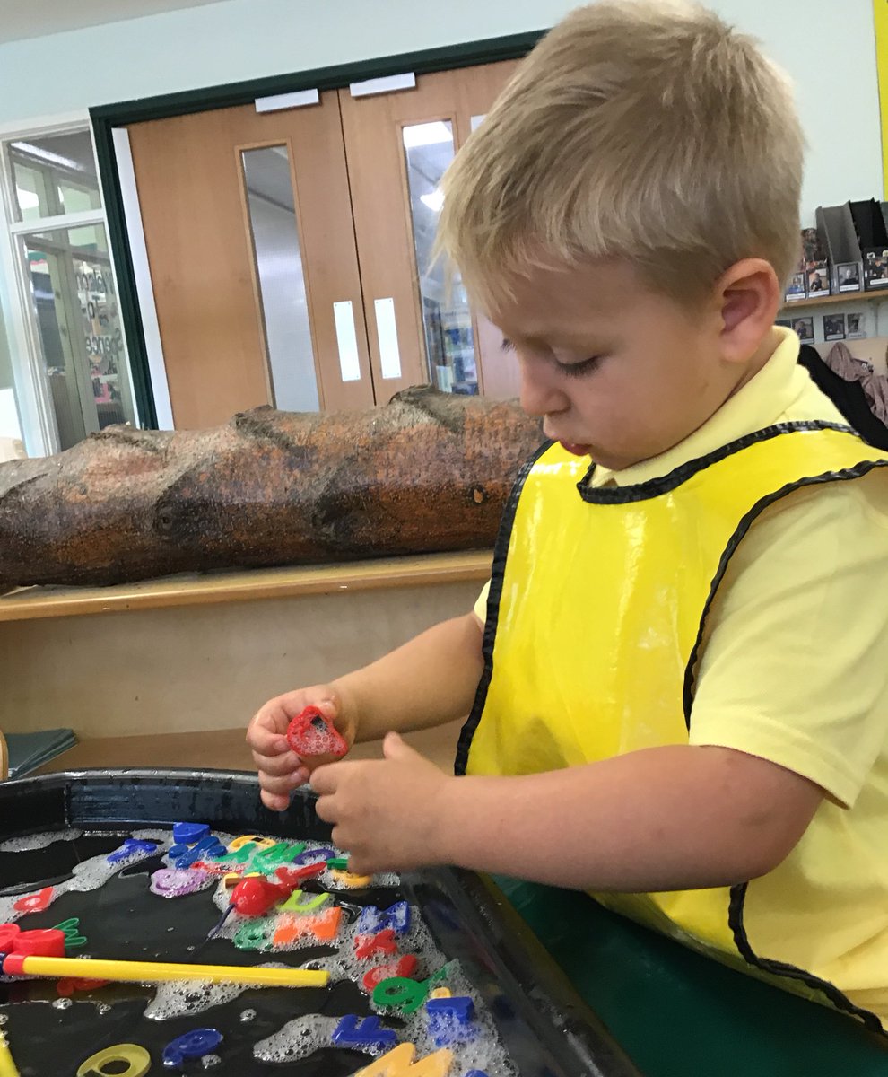 EvertonNursery's tweet photo. Today we explored alliteration in Spencer class, linking initial letter sounds to our own names #earlyphonics #literacy #creatingandthinkingcritically #playingandexploring #eyfs #spencerclass2022 https://t.co/Nwi9XyBQYC