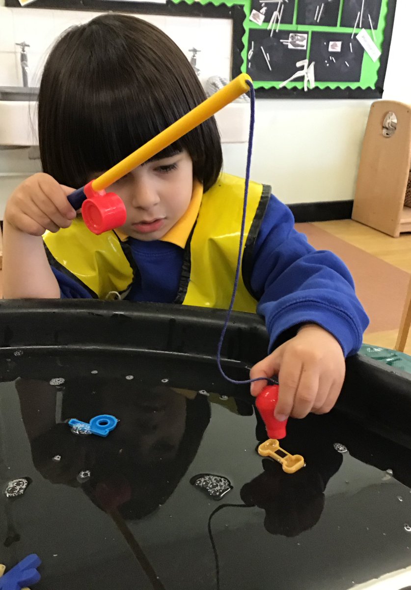 EvertonNursery's tweet photo. Today we explored alliteration in Spencer class, linking initial letter sounds to our own names #earlyphonics #literacy #creatingandthinkingcritically #playingandexploring #eyfs #spencerclass2022 https://t.co/Nwi9XyBQYC