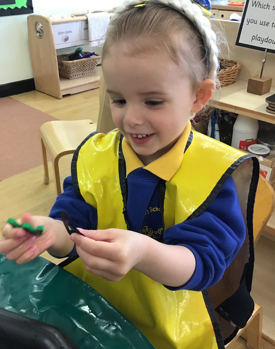 EvertonNursery's tweet photo. Today we explored alliteration in Spencer class, linking initial letter sounds to our own names #earlyphonics #literacy #creatingandthinkingcritically #playingandexploring #eyfs #spencerclass2022 https://t.co/Nwi9XyBQYC