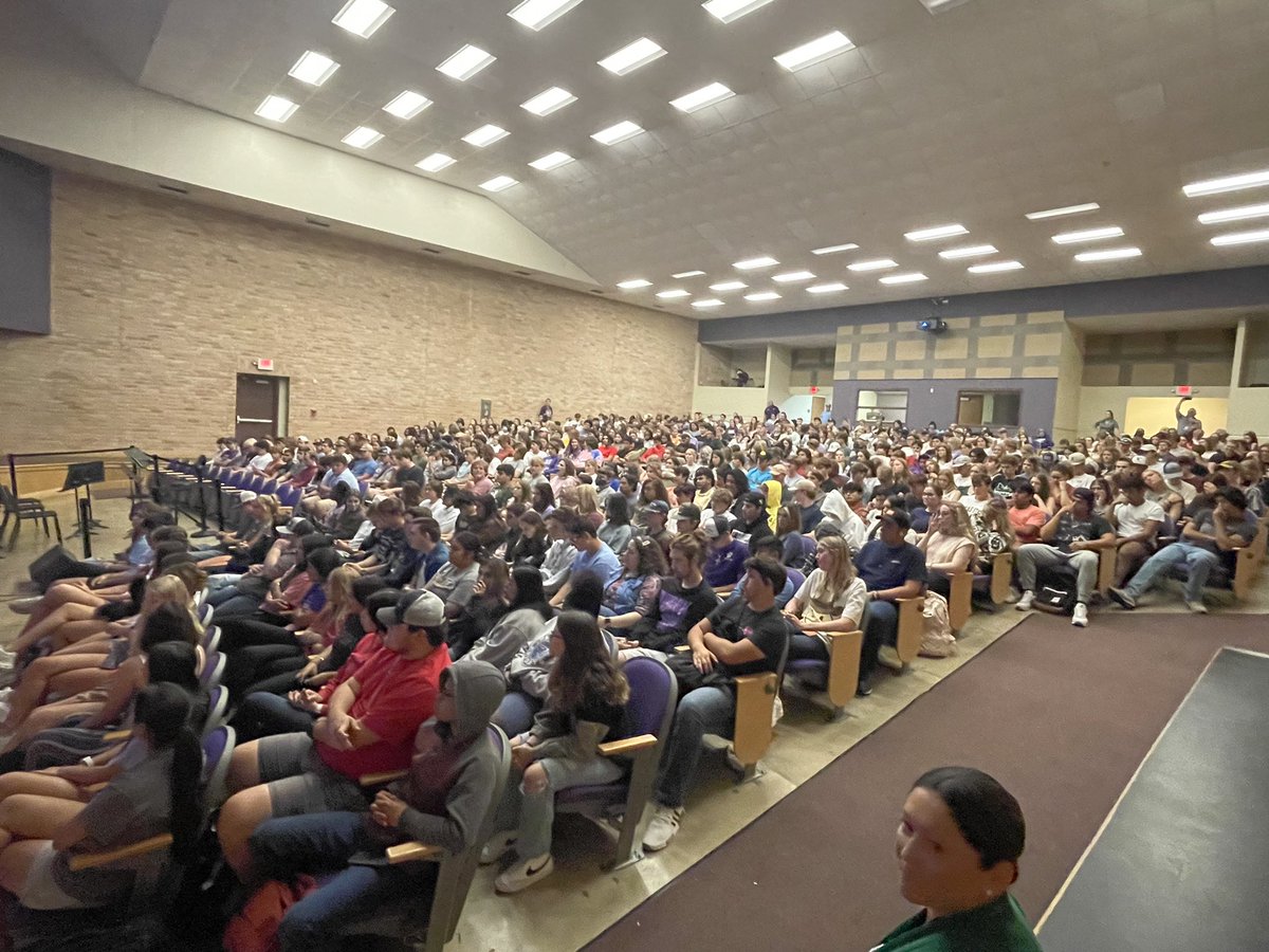 BoerneISD's tweet photo. 👏👏 Boerne ISD held Adulting 101 for @Boernehs Juniors and Seniors.
 
Students learned about creating resumes, budgeting, interview skills, personal care, and more. These are important adult skills!
 
Both @SamChampionHS and @Boernehs had very informative Adulting 101 sessions! https://t.co/SWfjcpUwRk