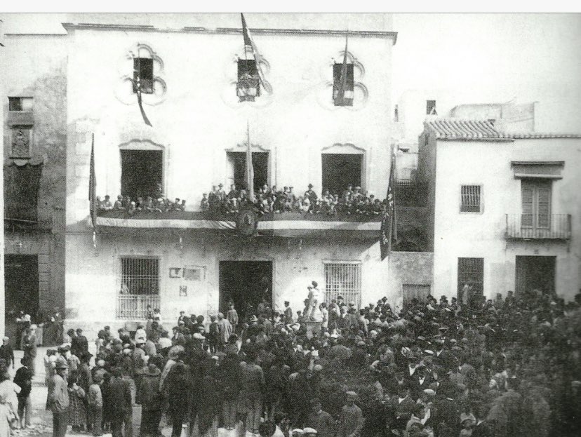 bio_circulobrer's tweet photo. Pedro Ibarra. Manifestació del primer de Maig en la Plaza de la Fruta ante la sede del cercle obrer Il•licità, en el antic Palau del Duque de Béjar @tallerhistoria2 @IesAssumpcio #elx #gentdelx https://t.co/jrgs48e2M5