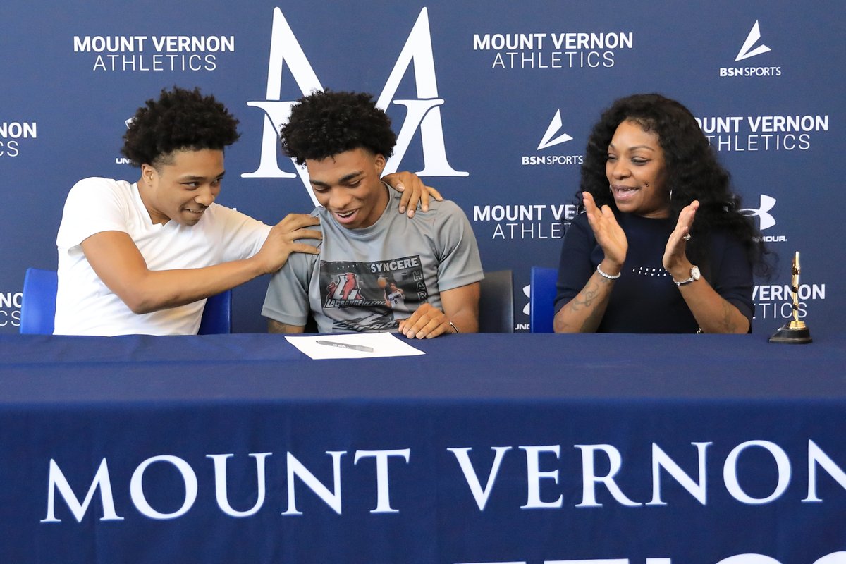 klundstromatmv's tweet image. 🤩Family and friends as well as the entire #mvpschool community join in 💙congratulating💙 Will 🏈and Syncere 🏀 @MV_Athletics #collegeready 👏👏
Shout out to @coachT_fearless and @wadabbs22 for leading these students in the game and also in life!