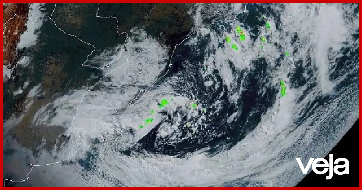 VEJA's tweet photo. Yakecan: tempestade tropical pode agravar situação no sul do Brasil https://t.co/RSUNlMzHsj https://t.co/8I7aYbep9c