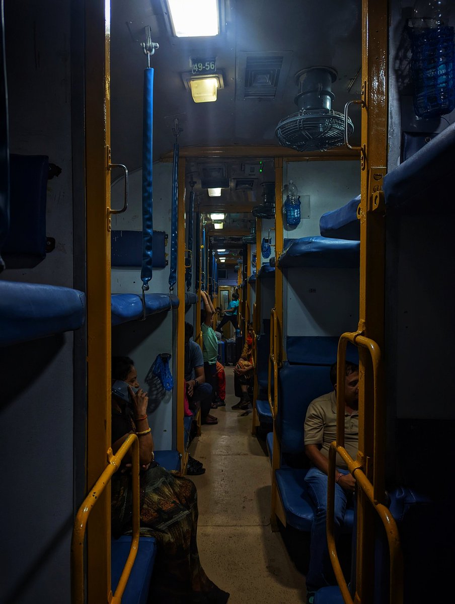 khairkar_soham's tweet photo. This frame describes the backbone of India...💖💯

#TeamPixel #pixel6 #Indianrailways #photography https://t.co/lM7UkzrSEZ