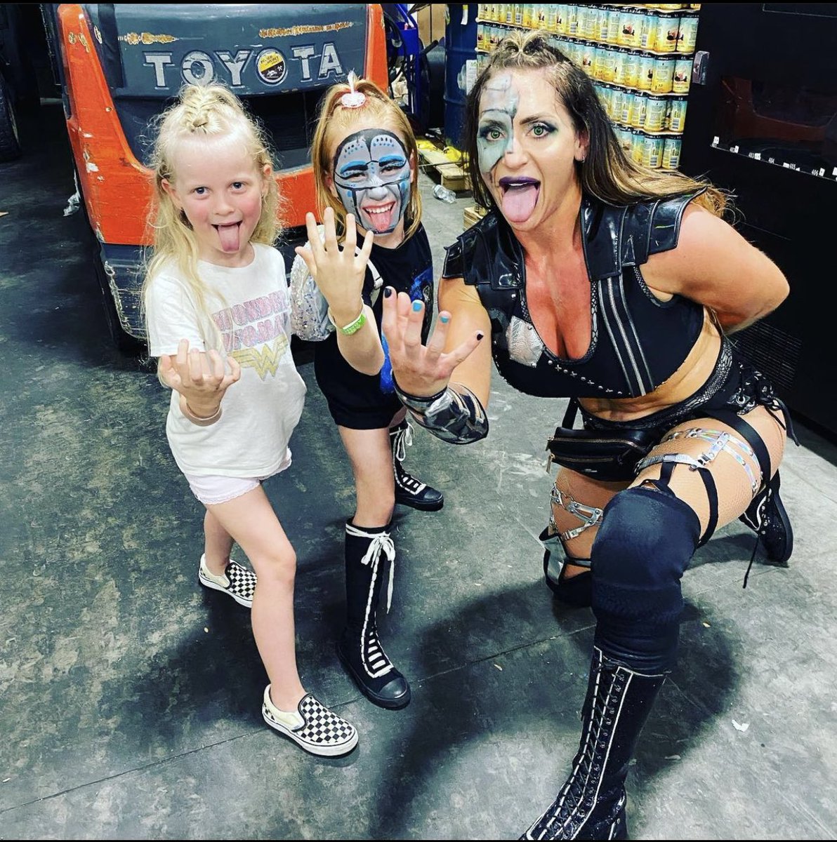 JENNACIDE000's tweet photo. How I spread LOVE, not hate! My metal ❤️ is full of kindness, respect & positivity and it is my MISSION to INSPIRE our youth…Especially young girls! 🤖 💜 @MissionProWres #musclearmy #livetoinspire #roborollmodel #choosekindness #WomensWrestling https://t.co/EtKTpaP2Kk