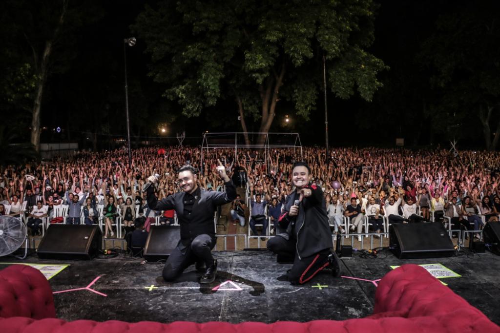 idgruperaofi's tweet photo. #IdentidadGrupera @RioRomamx llenaron a su máxima capacidad el jardín del Orquidario, en Michoacan deleitando a sus fans, incluso a aquellos que se quedarán fuera del recinto 
#Rt @mario_larios @_Parte_1 https://t.co/znUNXsKb6f