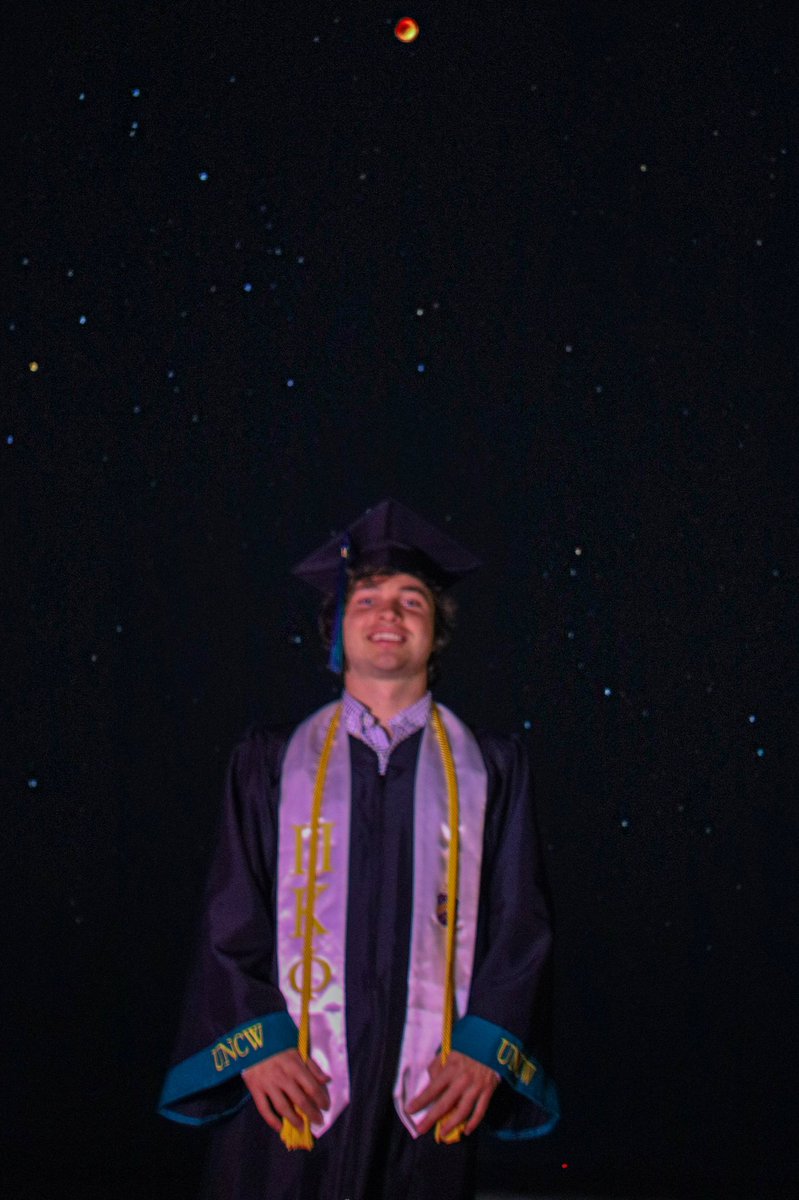 NathanStrasser's tweet photo. Had to get some graduation pictures with the blood moon https://t.co/D1qjk5OCsS