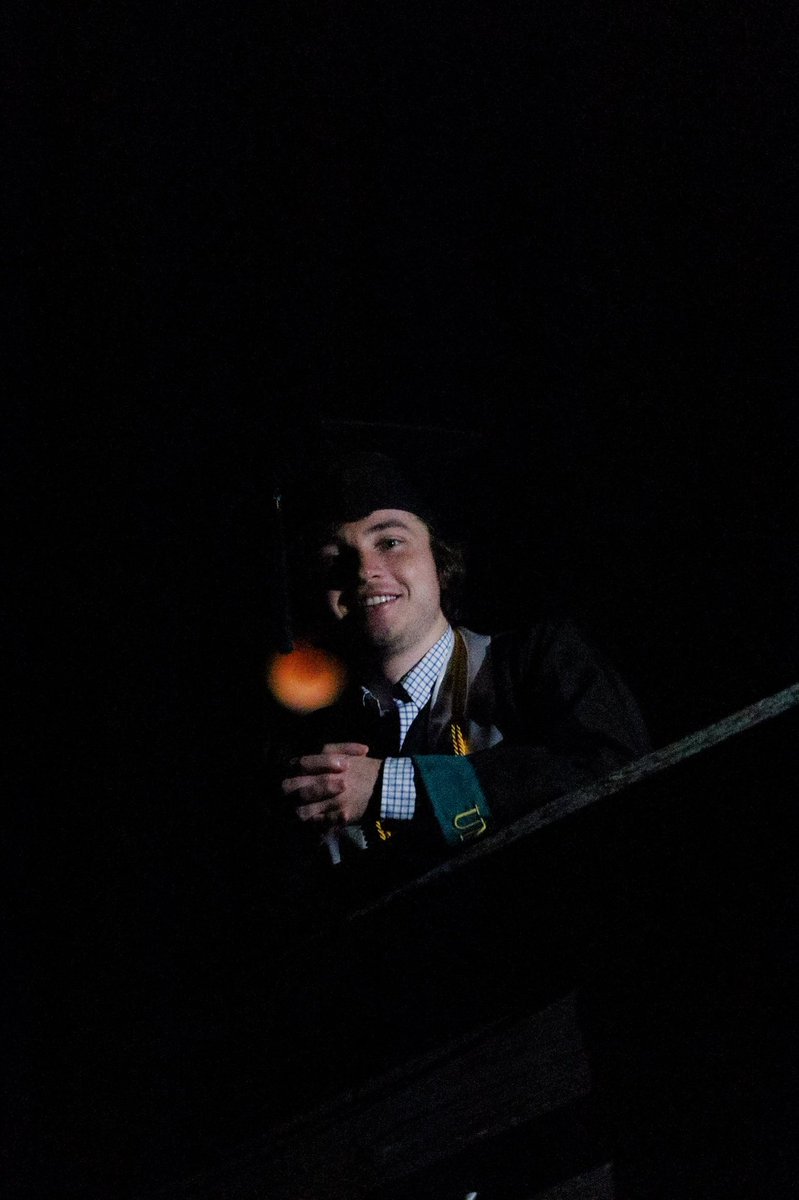 NathanStrasser's tweet photo. Had to get some graduation pictures with the blood moon https://t.co/D1qjk5OCsS