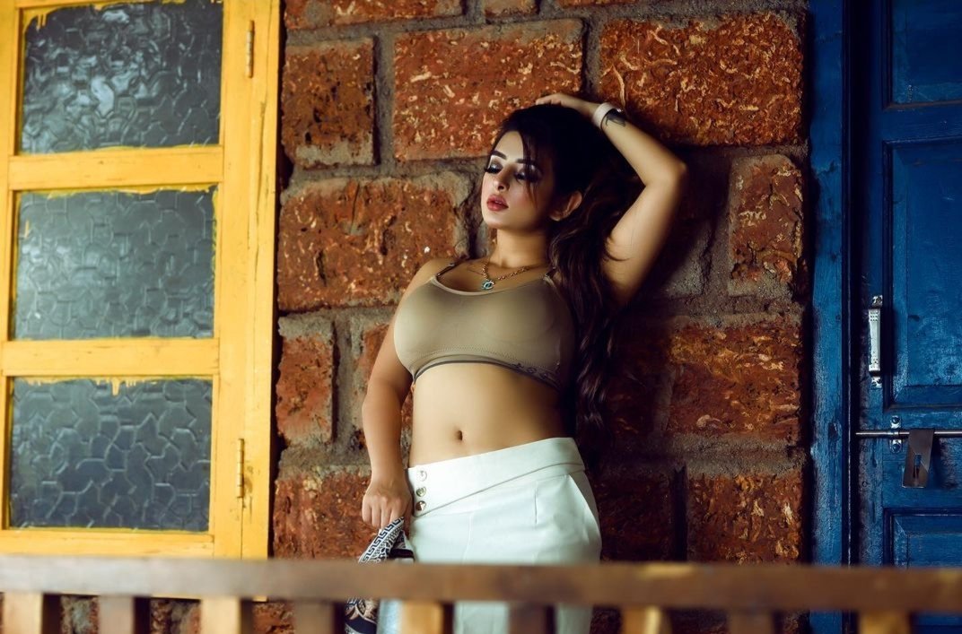 AnkitadaveL's tweet photo. Sexiest with bigg boobs 😍😍 https://t.co/PxztXXCm7y