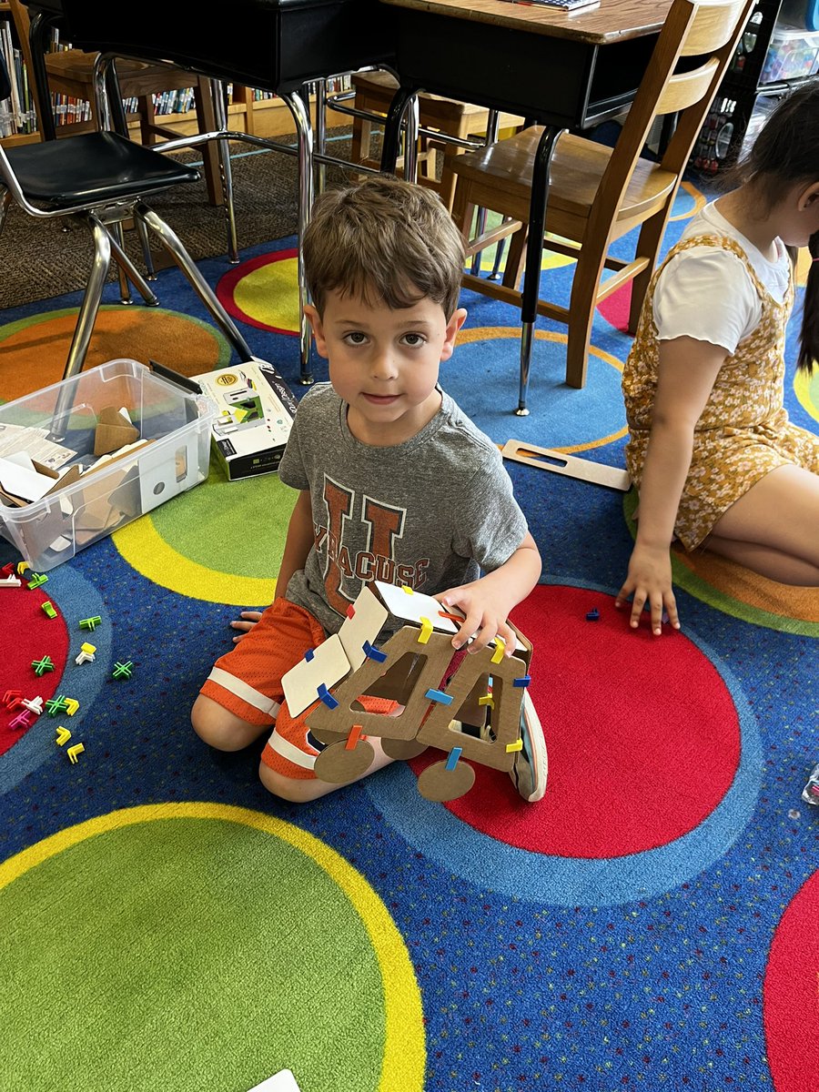 YaelGogolev's tweet photo. One of our annual favorites-Kindergarten Ss are so inspired @Kimdraws to build and create with @3Duxdesign cardboard & plastic connectors. Such a simple and great tool to let a student’s creativity shine! #boxitects #makers #STREAM #Makerspace #ewlearns @NorthSideEW https://t.co/utLJTQA45p