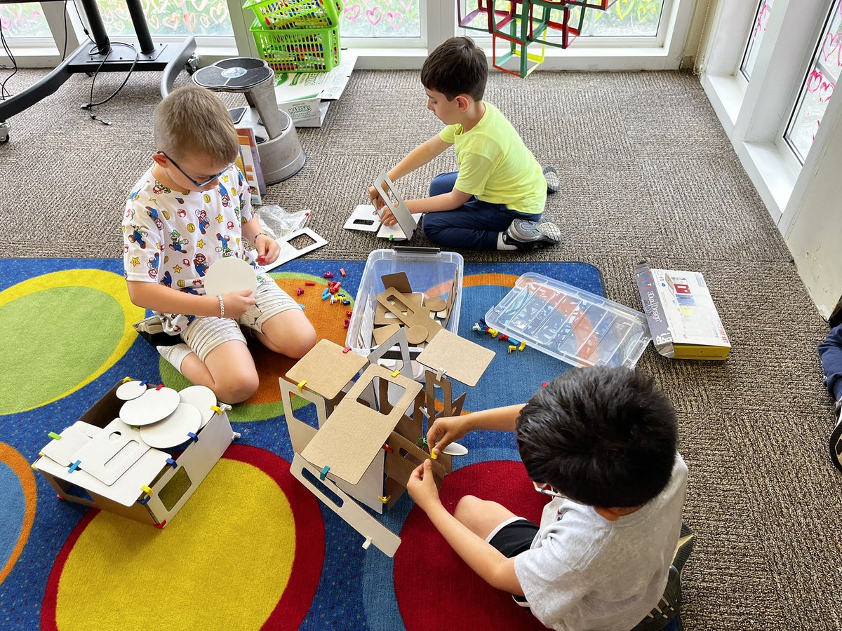 YaelGogolev's tweet photo. One of our annual favorites-Kindergarten Ss are so inspired @Kimdraws to build and create with @3Duxdesign cardboard & plastic connectors. Such a simple and great tool to let a student’s creativity shine! #boxitects #makers #STREAM #Makerspace #ewlearns @NorthSideEW https://t.co/utLJTQA45p