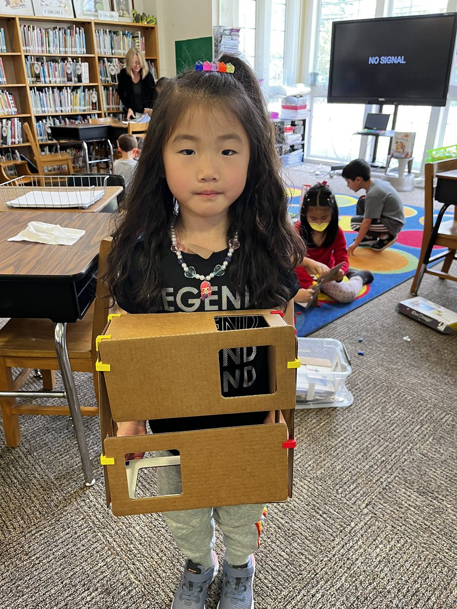 YaelGogolev's tweet photo. One of our annual favorites-Kindergarten Ss are so inspired @Kimdraws to build and create with @3Duxdesign cardboard & plastic connectors. Such a simple and great tool to let a student’s creativity shine! #boxitects #makers #STREAM #Makerspace #ewlearns @NorthSideEW https://t.co/utLJTQA45p