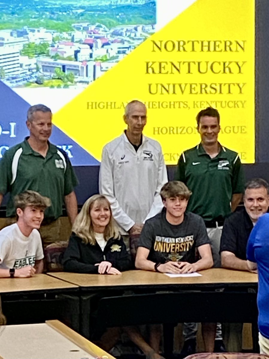xc_mason's tweet photo. Congratulations to Ashley Robey, Aiden Amshoff, Brady and Jacob Messer on their @MasonHSComets running careers and going on to the next level.  @RunMasonComets @NKUNorseXCTF @EMUMXC_TF @seahawktfxc https://t.co/WoCVQI2u82