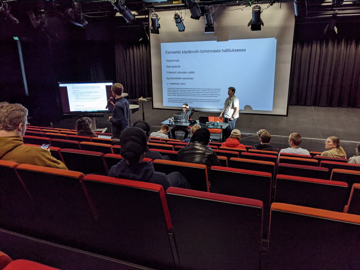 EspoonNuva's tweet photo. Espoon nuorisovaltuustosta alkuunsa saanut opkh-pyöreä pöytä piti tänään huippukokouksen, johon oli kutsuttu kaikki Espoon lukioiden opiskelijakuntien hallituslaiset. 

Aiheena olivat hallitusten säännöt sekä raha-asioiden hallinta. https://t.co/p24XtTXz2p