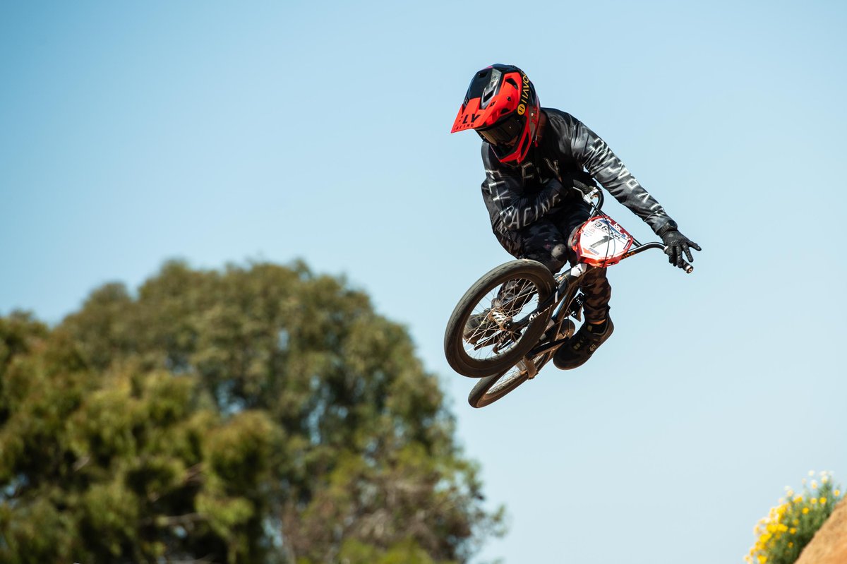 FlyRacingBike's tweet image. #tabletop #tuesday 🙌 Stylin in the FLY RACING Rayce Helmet Featuring:
-True Functional Ventilation (TFV)-When in motion air is forced through multiple air intake vents, then passed through aligned vent channels in the EPS and exits out multiple rear exhaust vents