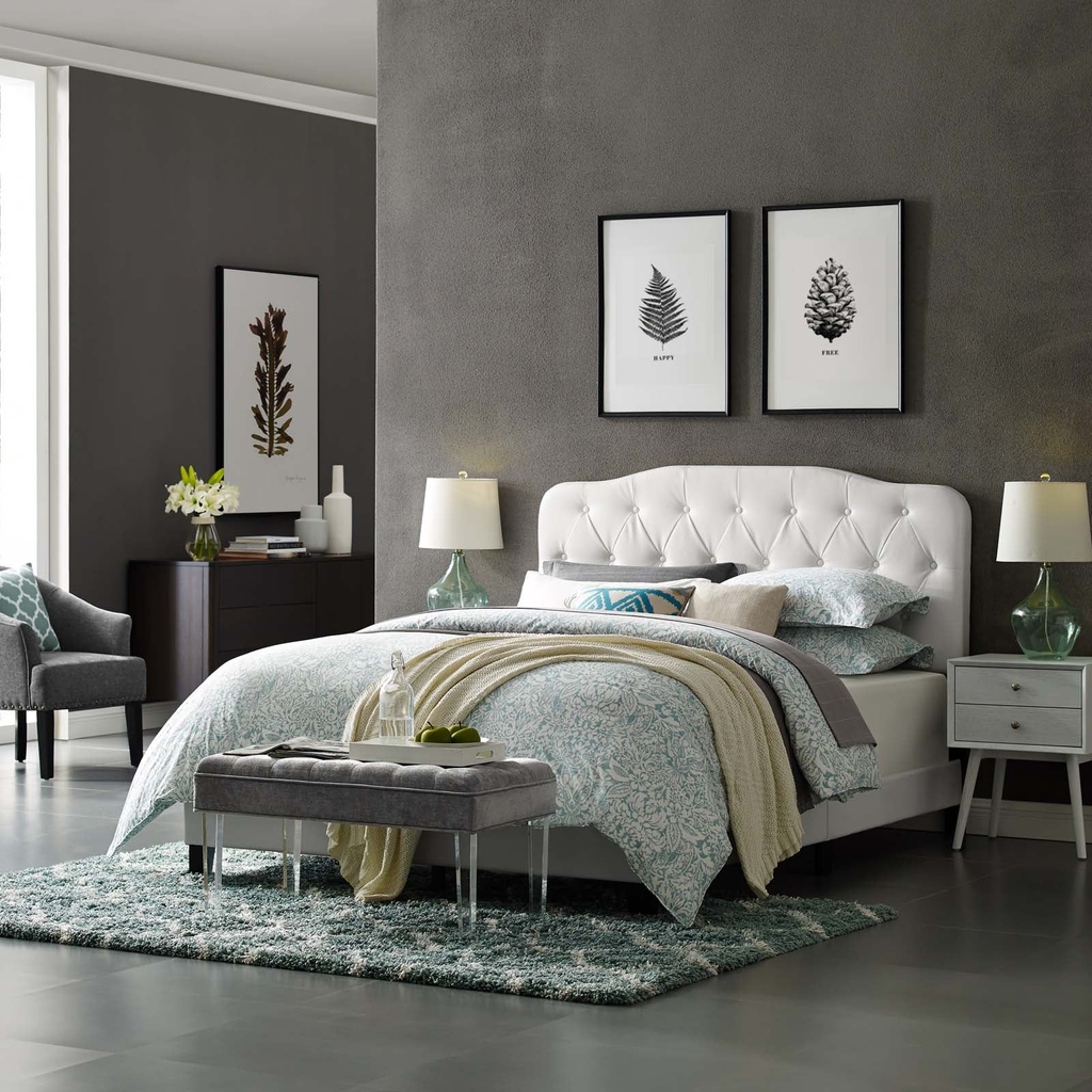 A modern centerpiece to a master bedroom or guest suite, this upholstered bed frame effortlessly transforms bedroom décor with its gentle curves and luxe look. ✨