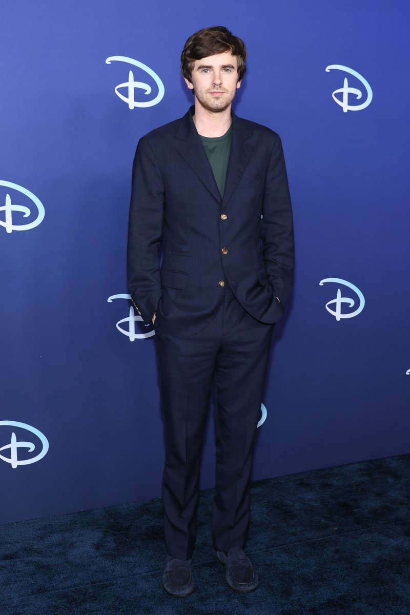 OnTheRedCarpet's tweet photo. Freddie Highmore, @LisaAnnWalter and @SelenaGomez have arrived at the 2022 @ABCNetwork Disney Upfront at Basketball City Pier 36 South Street in New York City.
(Photo: Dia Dipasupil/Getty Images) #ABCUpfronts https://t.co/PoODU7GKji