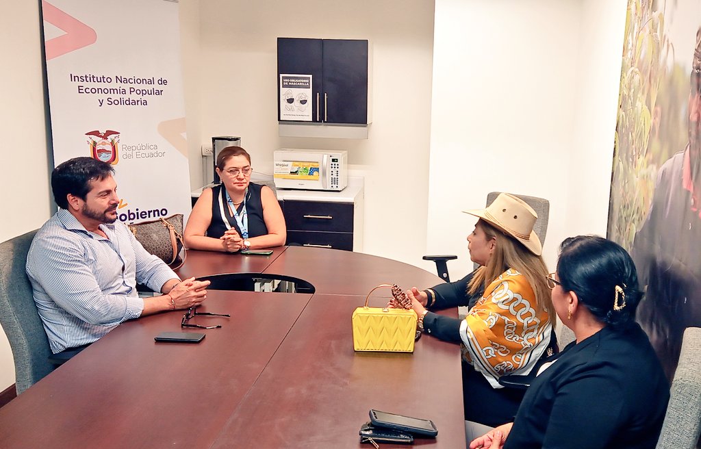 leo_mosqueraa's tweet photo. Tuve una reunión junto a Ingrid Ortiz, Directora Zonal 5 y con representantes de #Fedarteg con el objetivo de reactivar la economía del país en beneficio de las OEPS #JuntosLoLogramos #SomosEPS https://t.co/1qMUTuXmW1